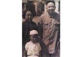 1940年春，任中共中央秘書長的王若飛和夫人李培之、兒子王興在一起。