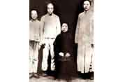 1919年春，毛澤東同母親文七妹、弟弟毛澤民（左二）、毛澤覃（左一）在長沙合影。