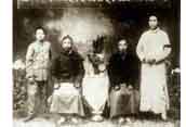 1919年11月，毛澤東同父親毛貽昌（左二）、堂伯父毛福生（右二）、弟弟毛澤覃在長沙合影。