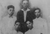 1925年阮嘯仙（中間站者）與楊石魂（右下一）等人合影。