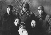 l946年終，羅榮桓(后排左二)和蕭華(后排左一)、呂鱗(后排左三)、林月琴(前排左一)王新蘭(前排左三)等在一同