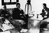 圖為1937年宣俠父（右）與博古（中）、李克農（左）在八路軍駐南京辦事處討論統戰工作。