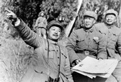 1949年11月入川解放大西南時，賀龍、周士第（右二）、王維舟（右一）同志在進軍途中。