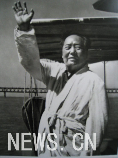 图为钱老拍摄的毛主席畅游长江的照片.新华网翻拍