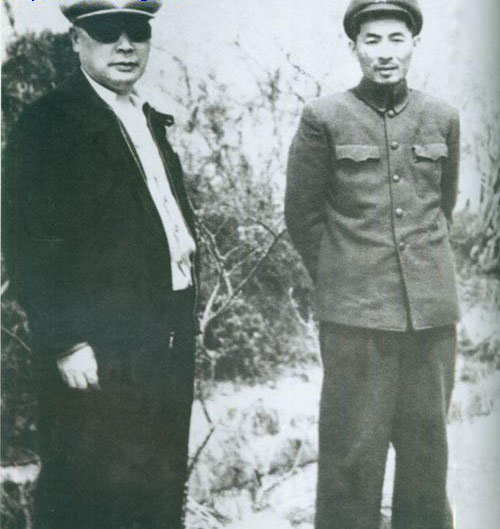 1950年，葉飛（右）陪同華東軍區司令員陳毅視察福建前沿陣地