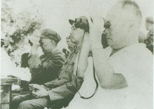 1964年8月,李天佑(中)、陈毅(右)、王新亭(左)在