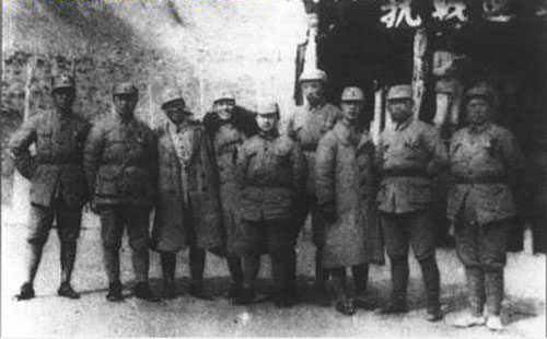 1938年2月,杨至成(左二)和王平(女,右起)、刘亚