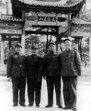 三)、四十军军长温玉成(左一)、副军长邓岳(左