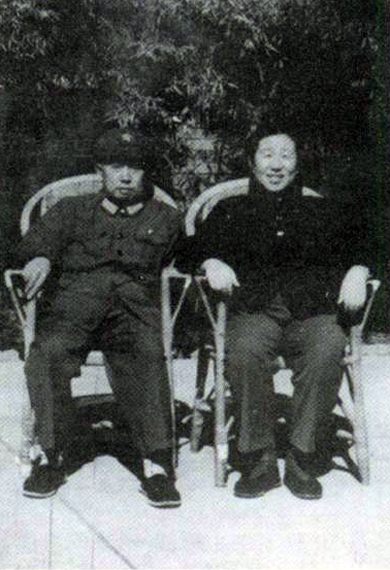 1976年9月,彭绍辉与夫人张纬在北京家中小院