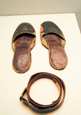 毛泽东:一双拖鞋穿了20多年 破到鞋匠也不肯补