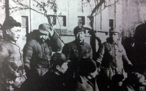 1947年3月，陈毅（左一），粟裕（右一）等人在山东淄博大矿地召开的华东野战军高级干部会议上合影。