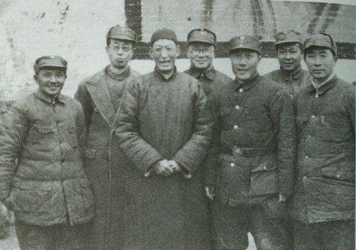 资料图:1946年2月,邓小平、刘伯承、薄一波等合影。