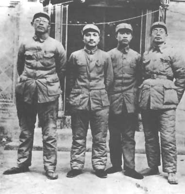 资料图片:抗日战争初期,黄克诚(左一)同邓小平(左二)、傅钟(左四)等在一起。