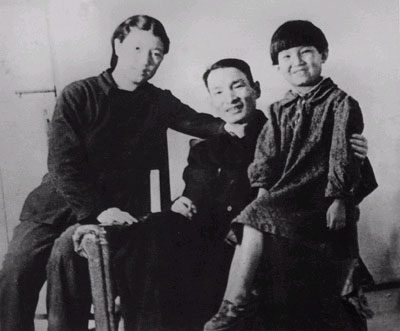 1947年,陈云同于若木及女儿在通化