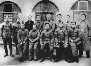 后排右起:毛泽东,周恩来,秦邦宪,林伯渠,张国焘,张闻天,彭德怀,康生.
