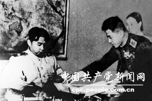 朝鲜民主主义人民共和国首相，朝鲜人民军最高司令官金日成在停战协定上签字