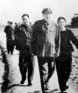 毛泽东1962年春,在江西向塘机场。(前左一为张