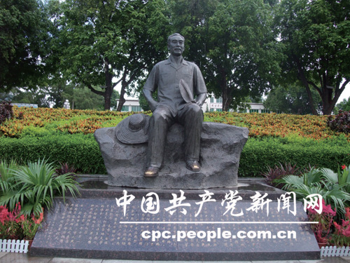 总理纪念广场铜像