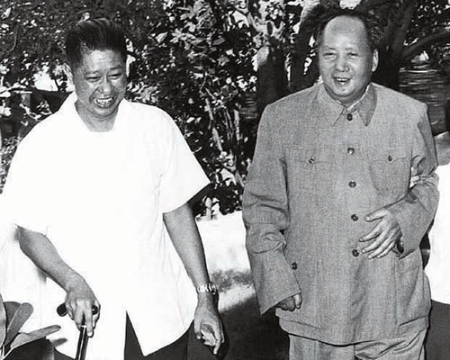 1963年8月，中南海，毛泽东与来访的缅共副主席德钦巴登顶边走边谈