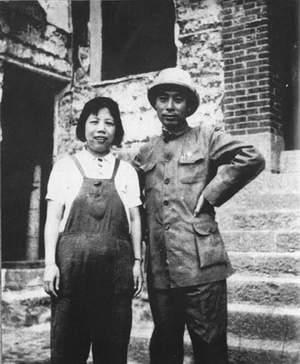 1940年9月，周恩来和邓颖超在被日本飞机炸毁的八路军驻重庆办事处前。