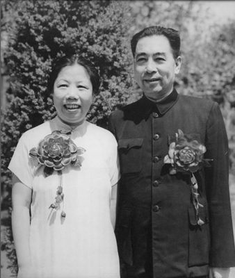 1950年8月8日，周恩来与邓颖超结婚25周年纪念照