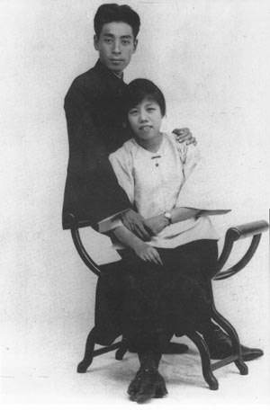 1925年8月8日，周恩来和邓颖超在广州结婚。这是他们结婚期间留影。
