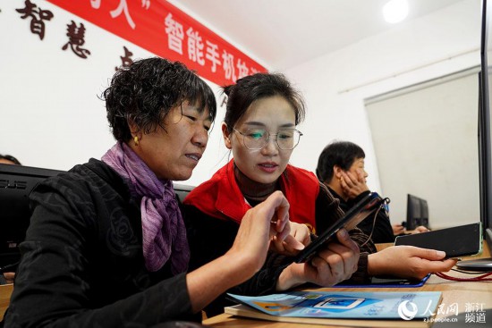 10��20�գ���������������ǰͯ�����ѧУ����Ա־Ը����Ϊ�����˽��������ֻ���ѵ�������� ��������