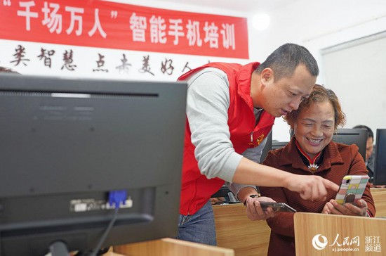 10��20�գ���������������ǰͯ�����ѧУ����Ա־Ը����Ϊ�����˽��������ֻ���ѵ�������� ��������